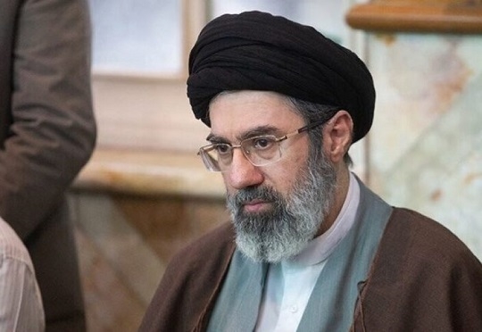 لماذا غاب المرشد الإيراني مجتبى خامنئي عن مراسم تأبين والده الراحل في طهران؟