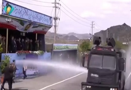 سيارة مكافحة شغب ترشّ الرئيس الإيراني وكبار الضباط بالمياه خلال عرض عسكري 