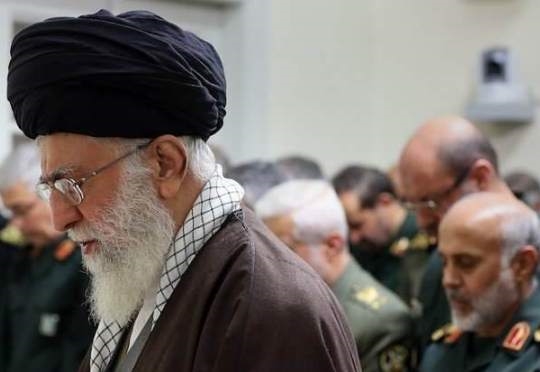 إسرائيل تلوّح باغتيال خامنئي بعد ظهوره العلني .. ورئيس الأركان الإيراني يتعهد بشلّها